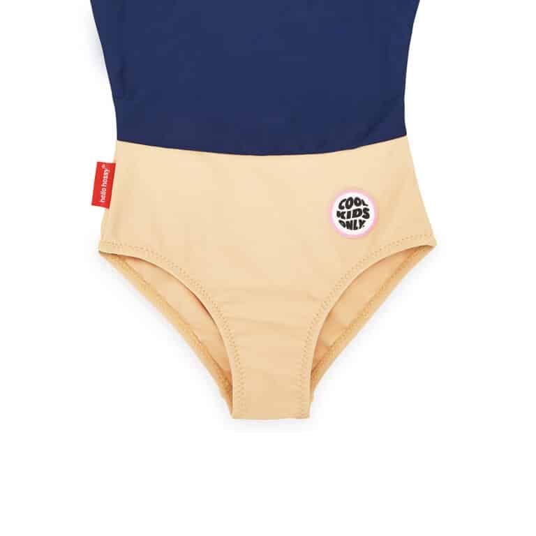 Avec ce joli maillot de bain "midnight" de la marque Hello Hossy, votre petite fille pourra s'amuser à la plage ou à la piscine
