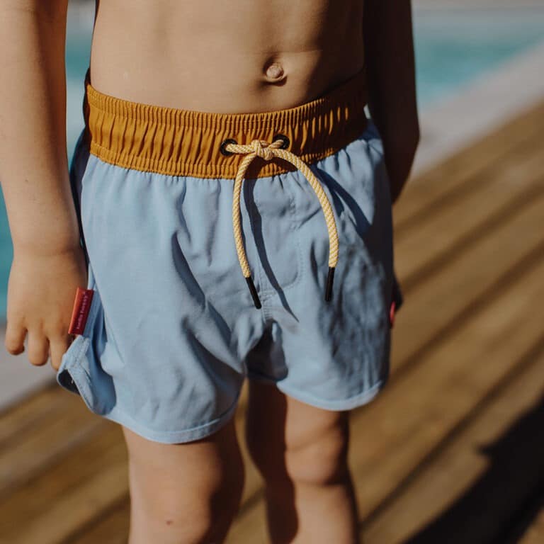 Avec ce joli short de bain "mini yosemite" de la marque Hello Hossy, votre enfant pourra s'amuser à la piscine et à la plage !