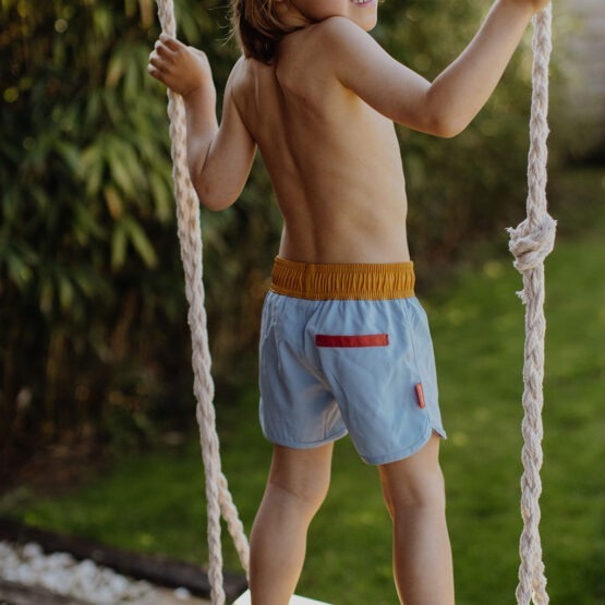 Avec ce joli short de bain "mini yosemite" de la marque Hello Hossy, votre enfant pourra s'amuser à la piscine et à la plage !