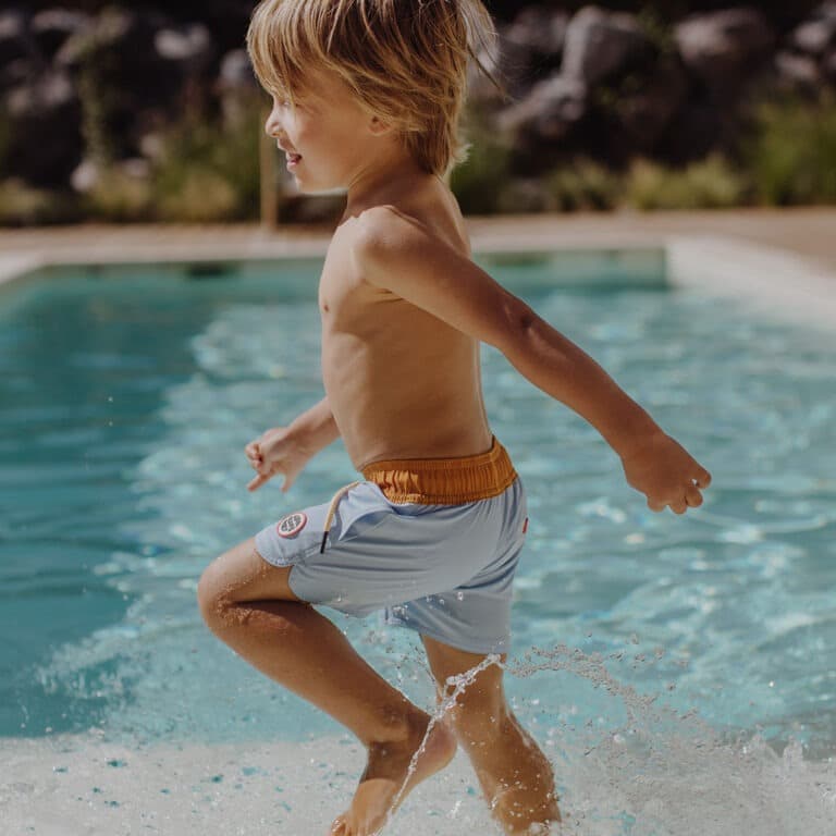 Avec ce joli short de bain "mini yosemite" de la marque Hello Hossy, votre enfant pourra s'amuser à la piscine et à la plage !