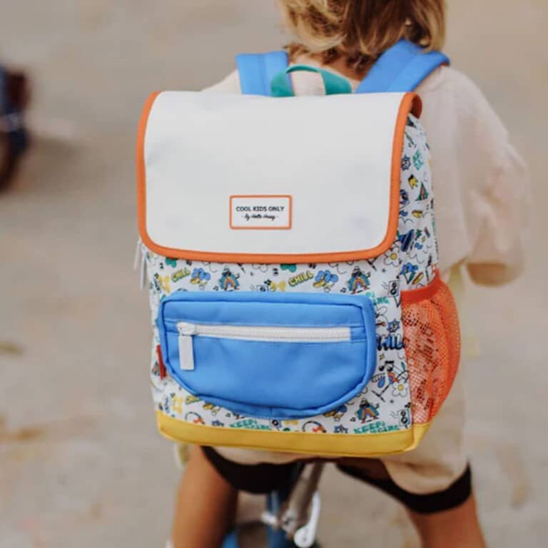 sac à dos "chill" de la marque Hello Hossy, porté