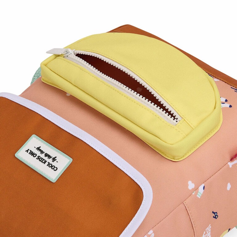 sac à dos "Enjoy" de la marque Hello Hossy, vue sur la pochette de devant sur fond blanc