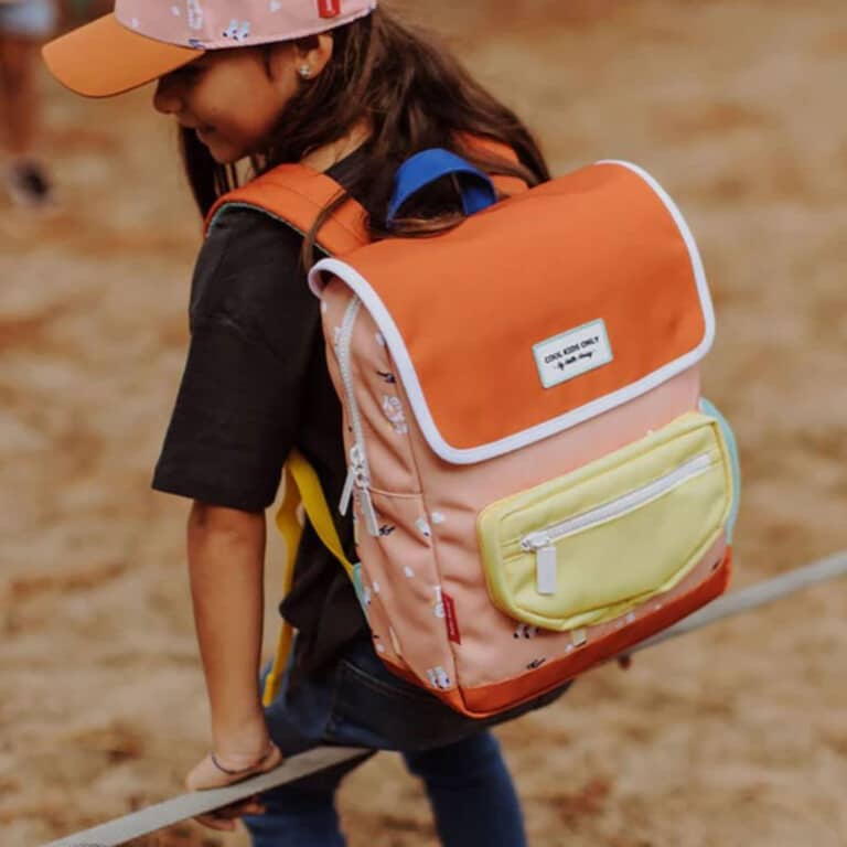 sac à dos "Enjoy" de la marque Hello Hossy, porté