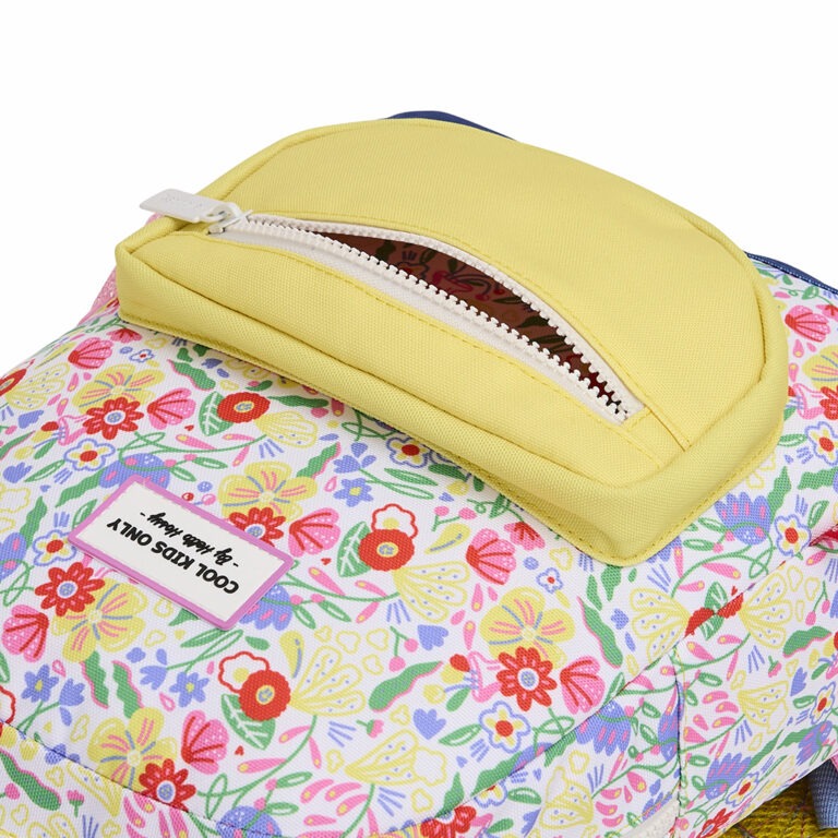 Avec ce joli sac à dos "garden party" de la marque Hello Hossy, votre enfant pourra ranger toutes ses affaires d'école