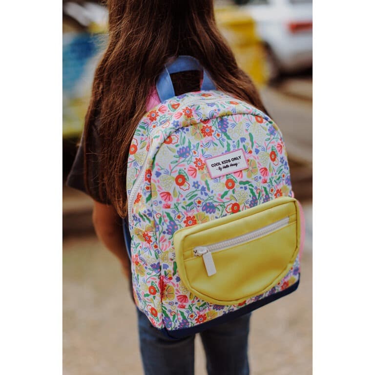 Avec ce joli sac à dos "garden party" de la marque Hello Hossy, votre enfant pourra ranger toutes ses affaires d'école