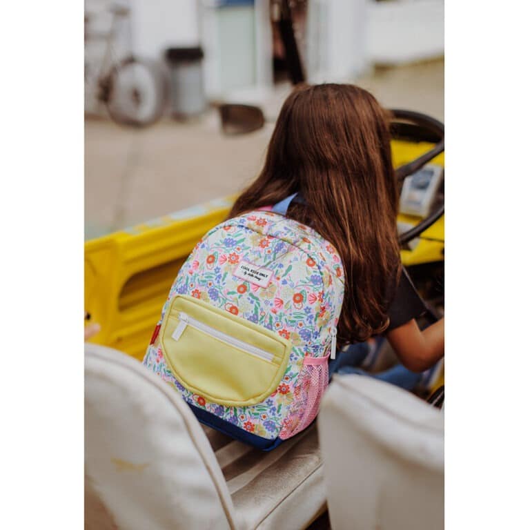 Avec ce joli sac à dos "garden party" de la marque Hello Hossy, votre enfant pourra ranger toutes ses affaires d'école
