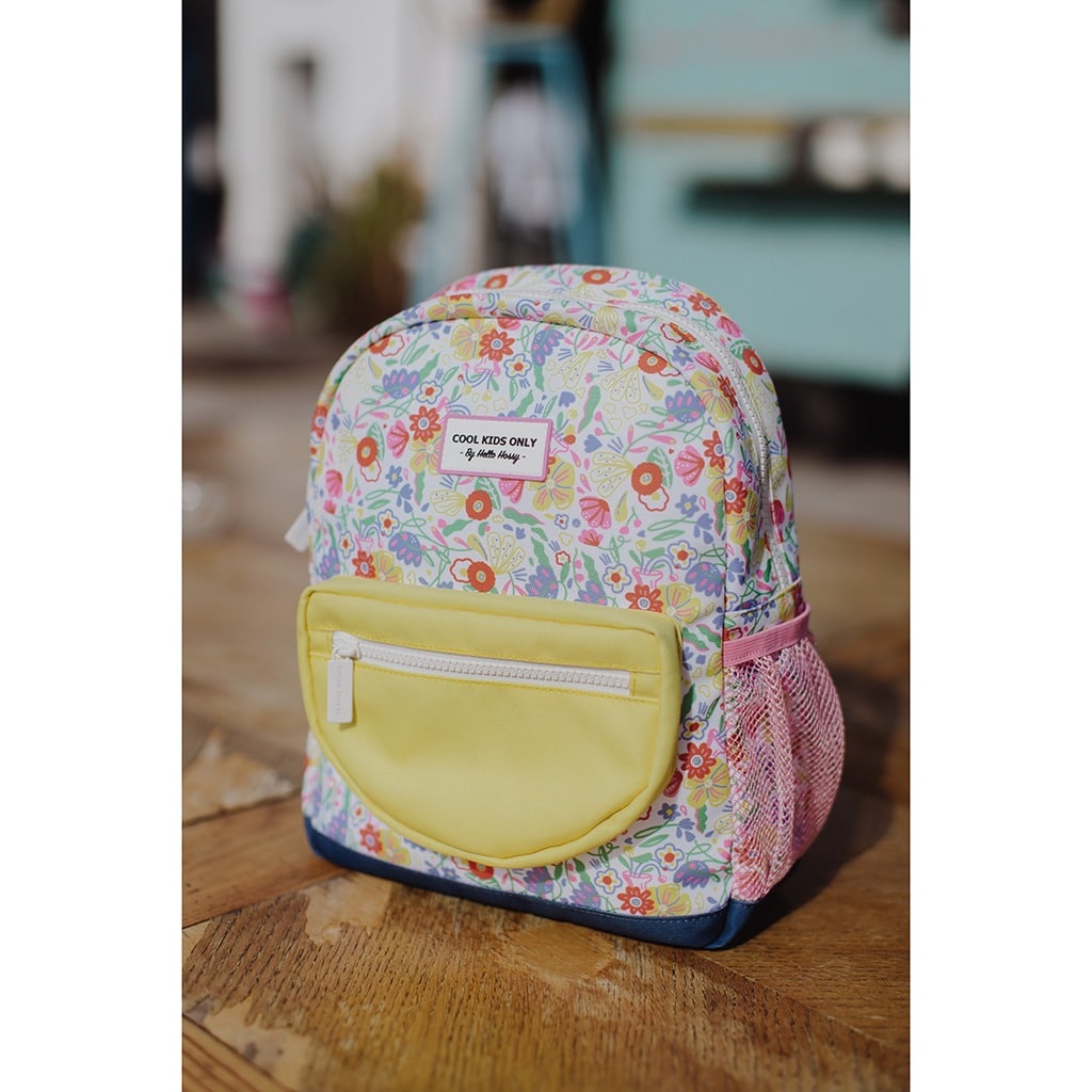 Avec ce joli sac à dos "garden party" de la marque Hello Hossy, votre enfant pourra ranger toutes ses affaires d'école