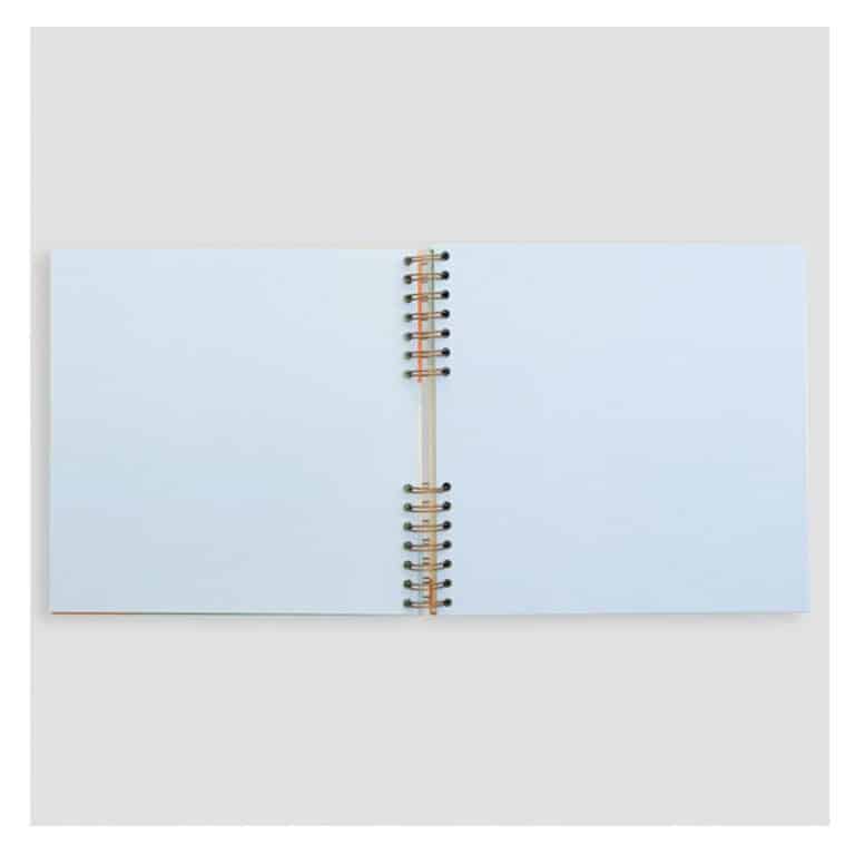 un album photos "moments à chérir", vue de face ouvert, sur fond blanc