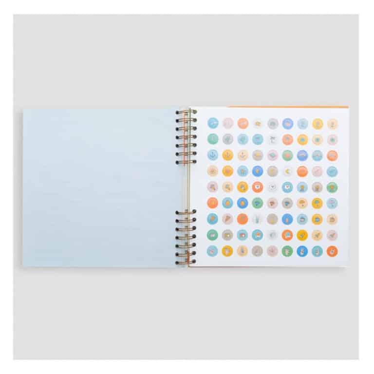 un album photos "moments à chérir", vue de face ouvert, sur fond blanc