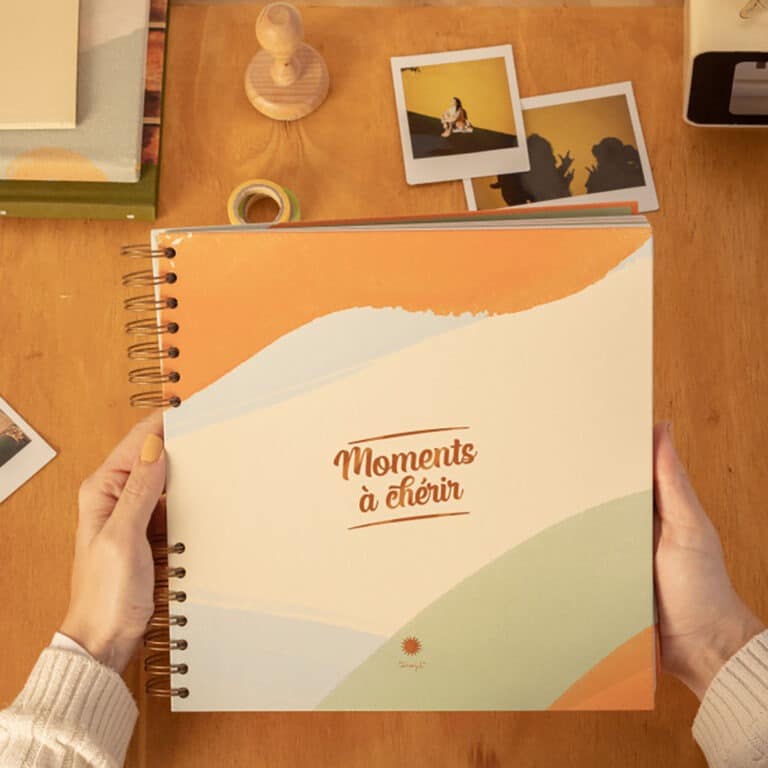 un album photos "moments à chérir", vue de face sur un fond décoré