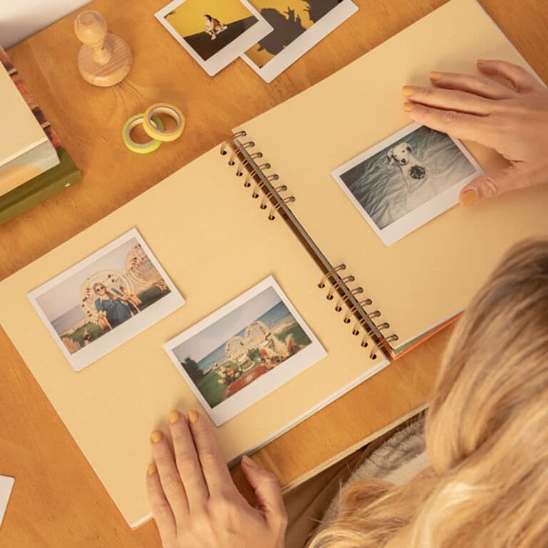 un album photos "moments à chérir", vue de face ouvert, utilisé