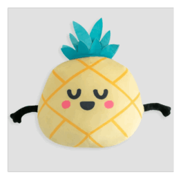 un coussin tout doux et moelleux ananas, vue de face sur fond blanc