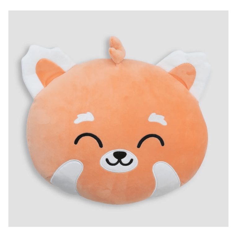 Un coussin tout doux et moelleux panda roux, vue de face sur fond gris