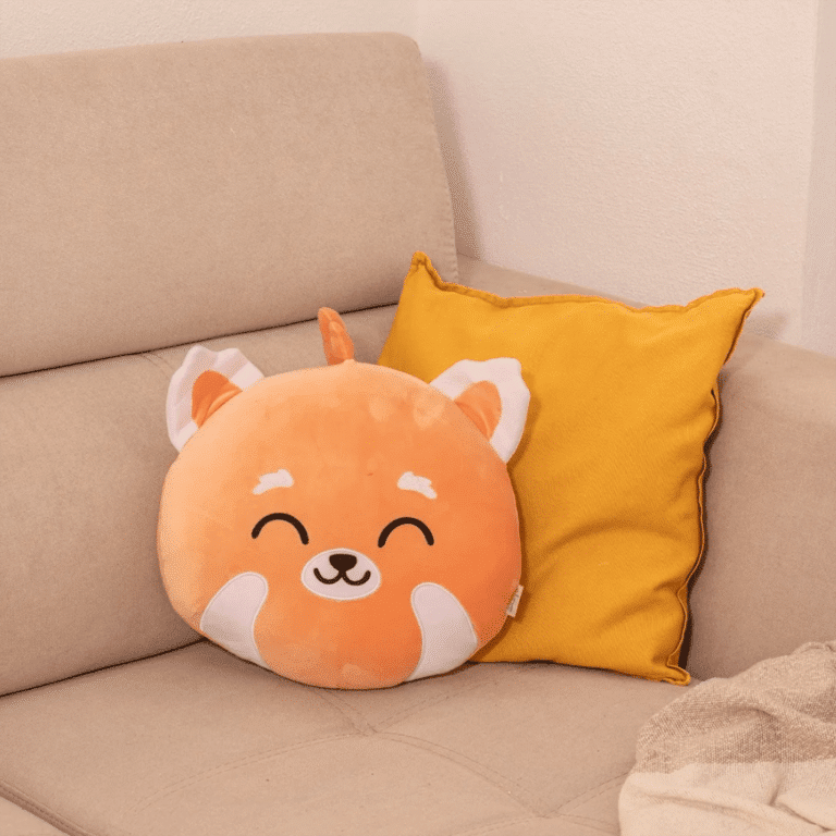 Un coussin tout doux et moelleux panda roux, ambiance