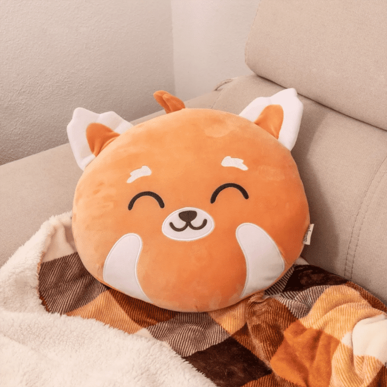 Un coussin tout doux et moelleux panda roux, ambiance