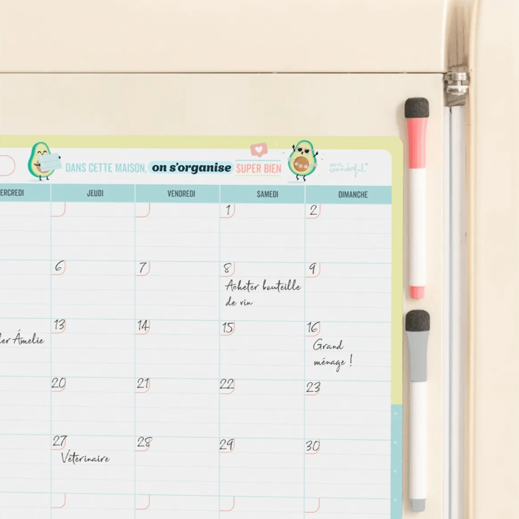 un tableau magnétique avec un planning mensuel, vue de face fixé sur un frigo