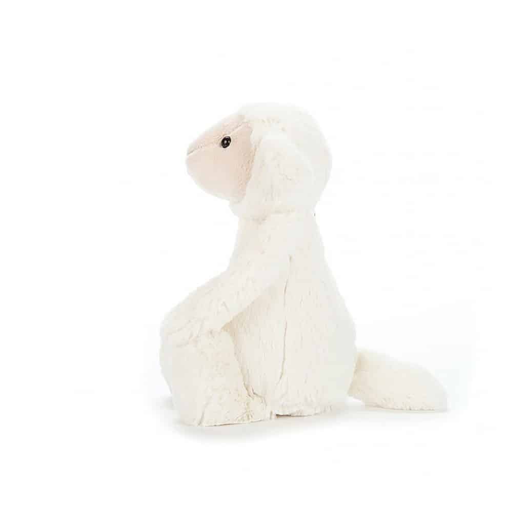 doudou petit mouton, vue de côté sur fond blanc