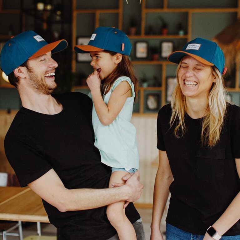 Casquette hello hossy bleu canard sur fond blanc