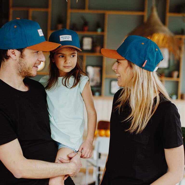 Casquette hello hossy bleu canard sur fond blanc