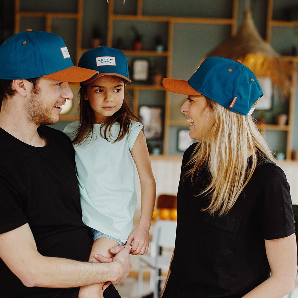 Casquette hello hossy bleu canard sur fond blanc