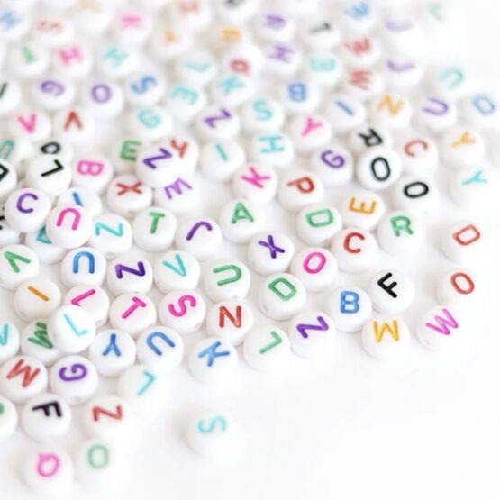 pot perles lettres multicolores détail ambiance