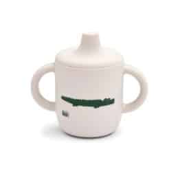 Tasse en silicone crocodile liewood sur fond blanc