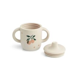 Tasse en silicone pêche liewood sur fond blanc