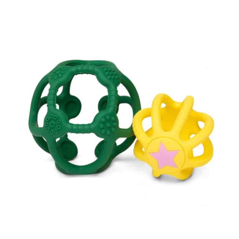 des balles en silicone vert et jaune, vue de face sur fond blanc