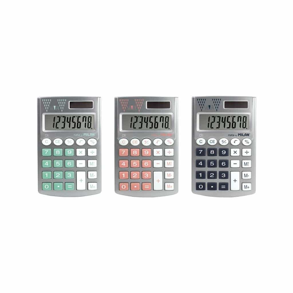 Calculatrice de poche de la marque milan sur fond blanc