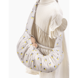 un porte poupée hamac au motif citrons, vue de face avec un babies sur un fond blanc