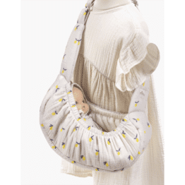 un porte poupée hamac au motif citrons, vue de face avec un babies sur un fond blanc