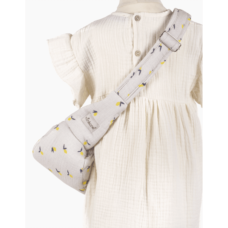 un porte poupée hamac au motif citrons, vue de face sur un fond blanc