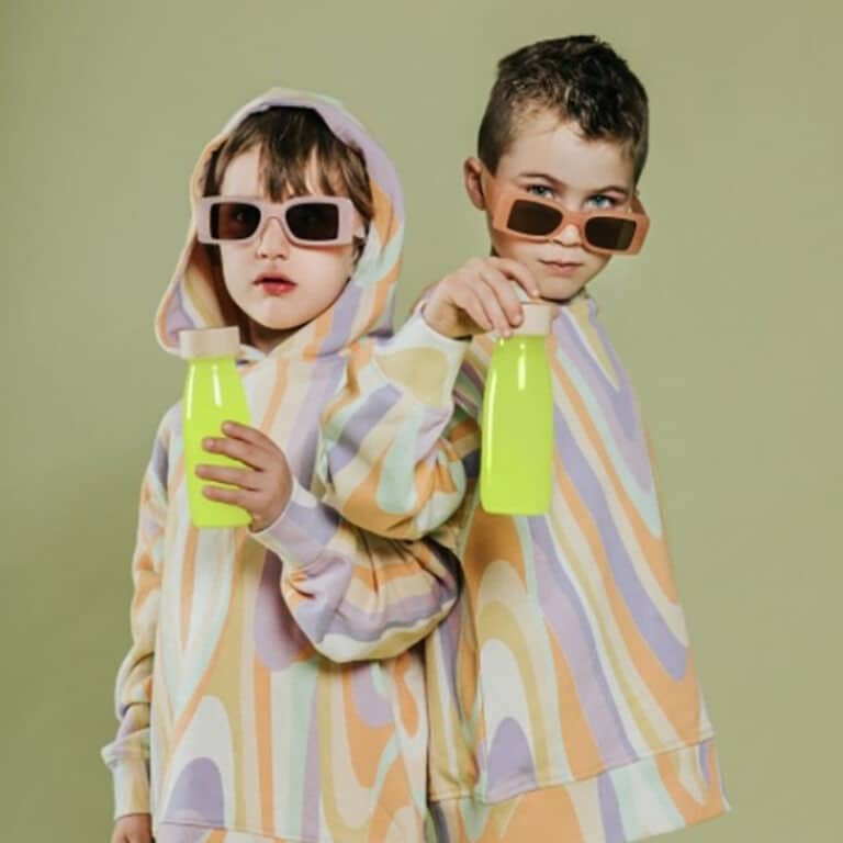 une bouteille sensorielle jaune fluo, utilisée