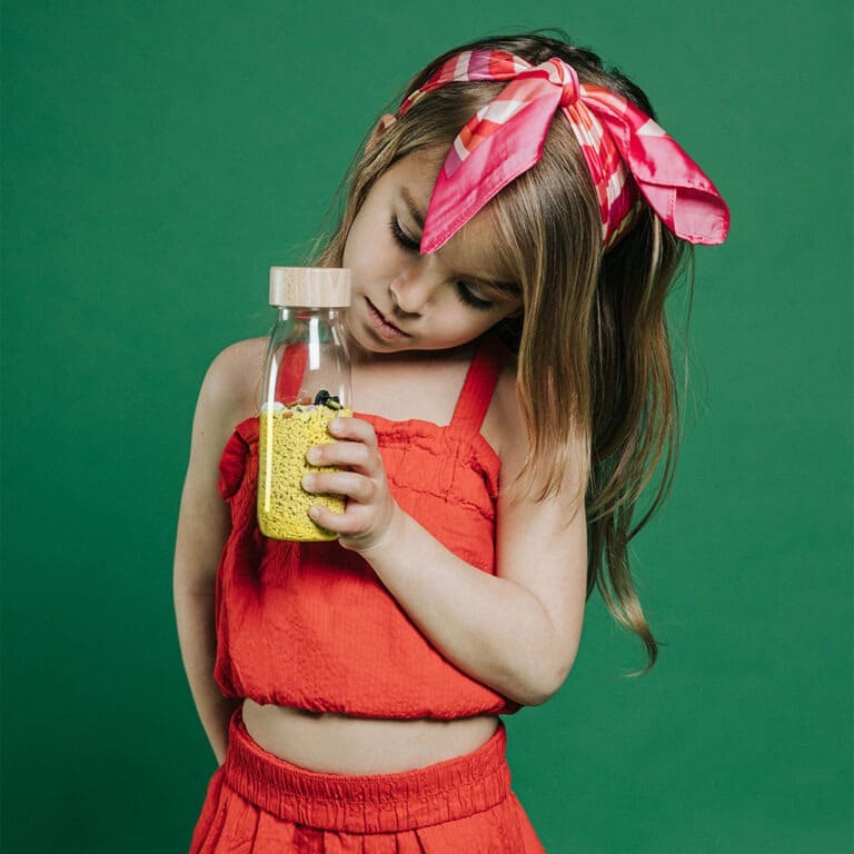 une bouteille sensorielle toucan, utilisée