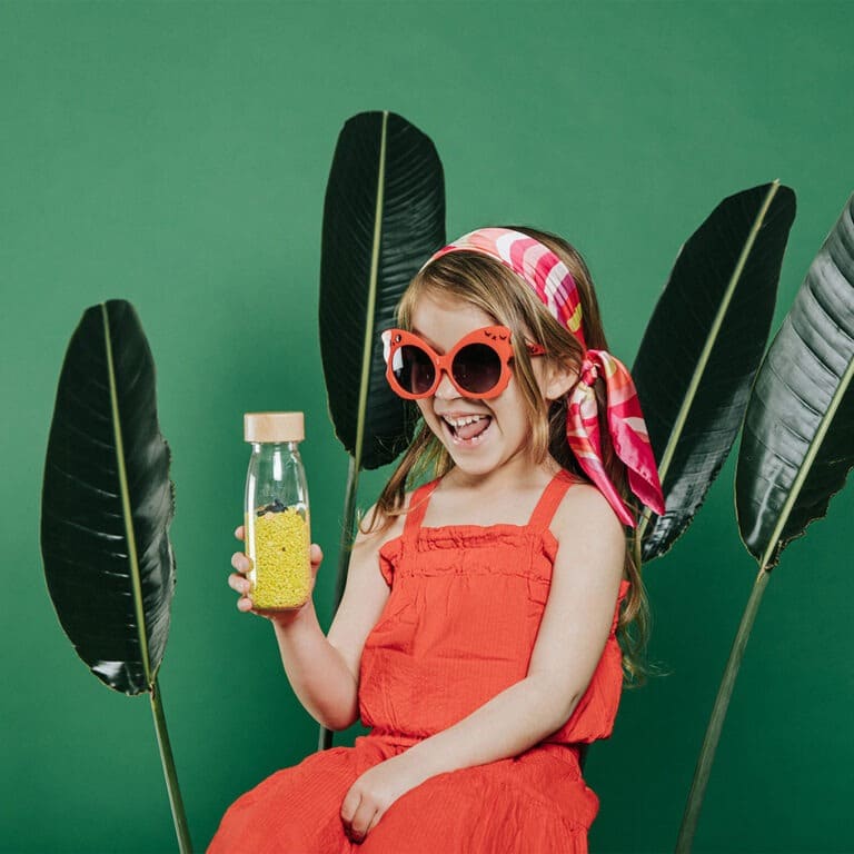 une bouteille sensorielle toucan, utilisée