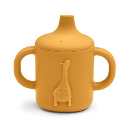 tasse liewood jaune en silicone avec tétine motif girafe sur fond blanc
