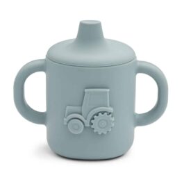 tasse bleu liewood avec tétine en silicone motif tracteur sur fond blanc