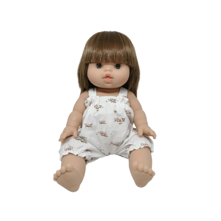 barboteuse blanche fleurie porté par poupée sur fond blanc