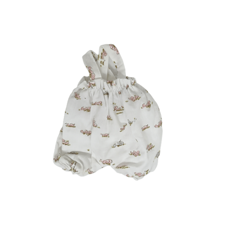 barboteuse blanche fleurie sur fond blanc