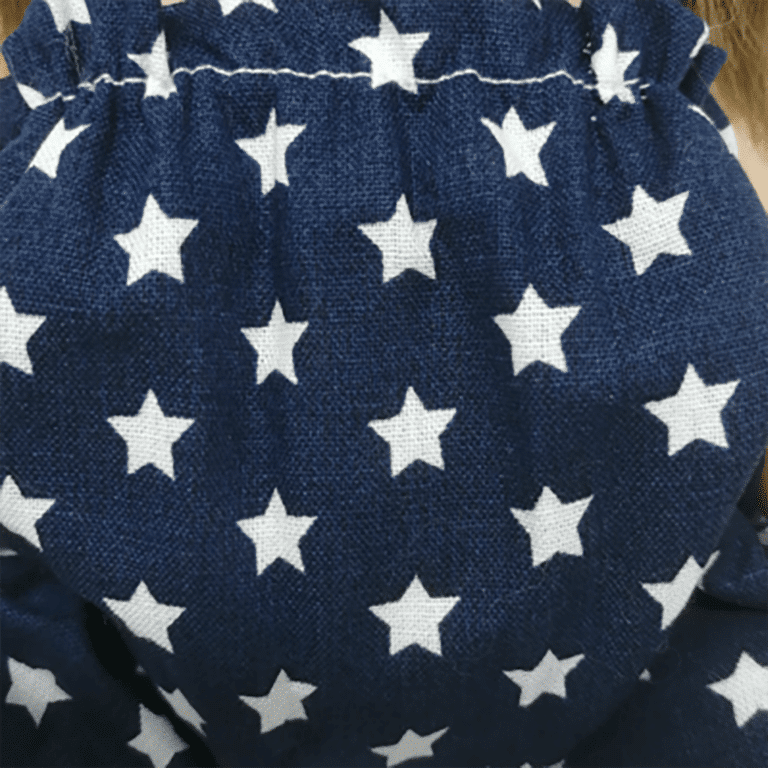 détail barboteuse littlemarmaille bleue motif étoiles