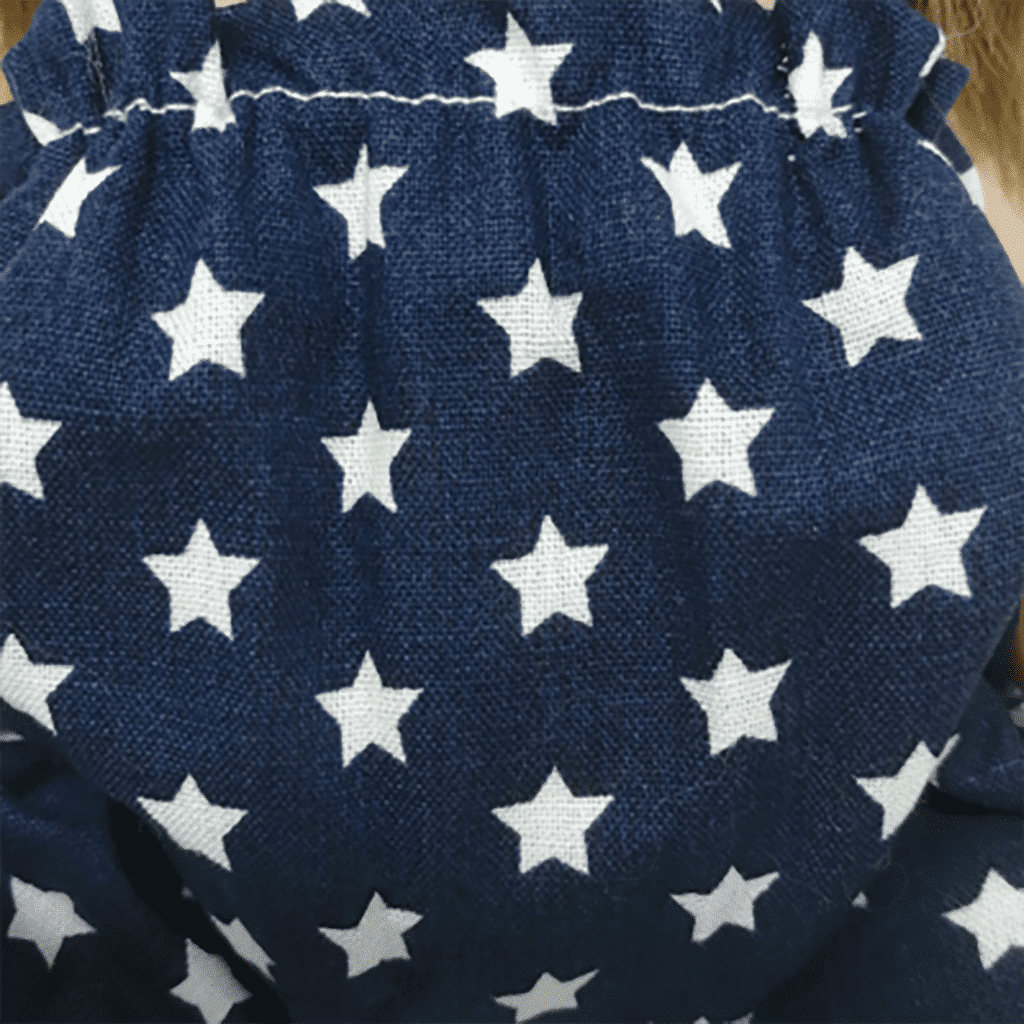 détail barboteuse littlemarmaille bleue motif étoiles