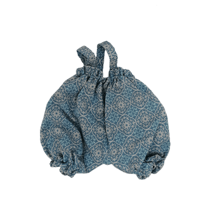 barboteuse bleue sur fond blanc