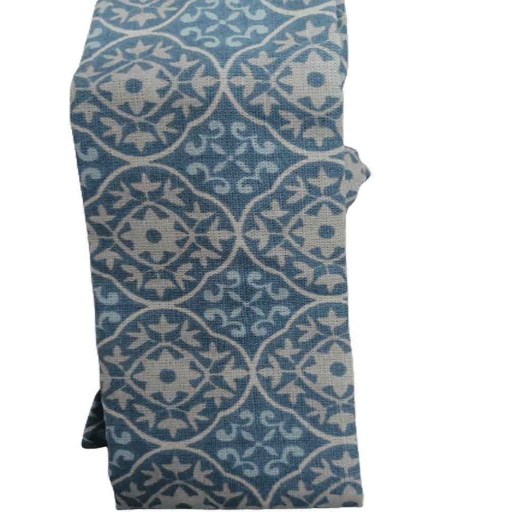 détail bandeau bleu pour poupée sur fond blanc