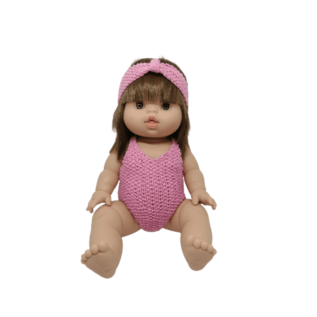 maillot de bain et son bandeau rose en tricot littlemarmaille porté par poupée sur fond blanc
