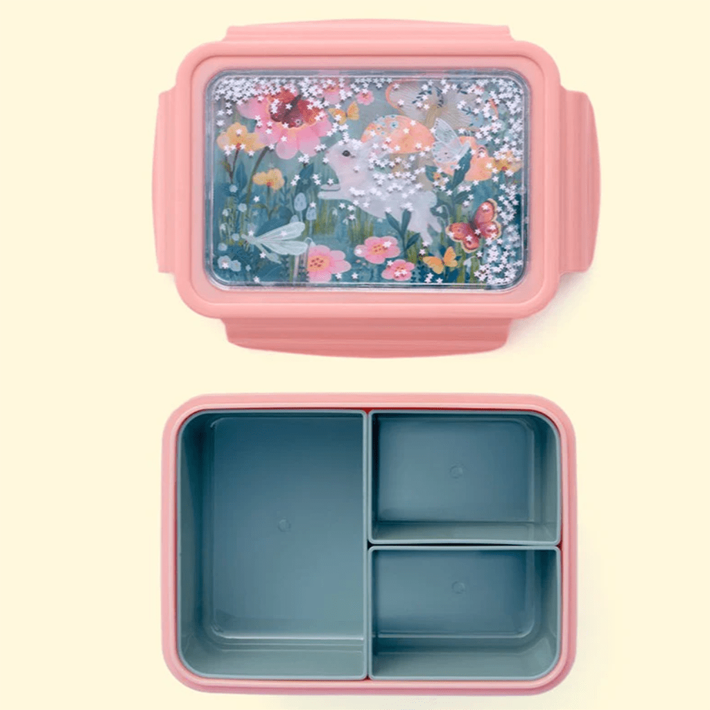 une boîte à repas lapin avec un couvercle à paillettes. Il y a trois compartiments amovibles. Vue de face ouvert sur fond beige