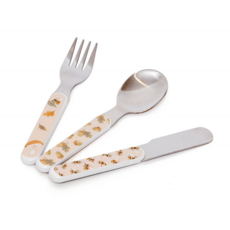 un set de couvert avec une fourchette une cuillère et un couteau pour les enfants de couleurs sauge, vue de face sur fond blanc