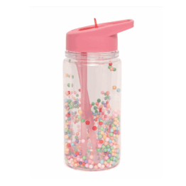une gourde confettis transparente multicolore avec une paille intégrée, vue de face sur fond blanc