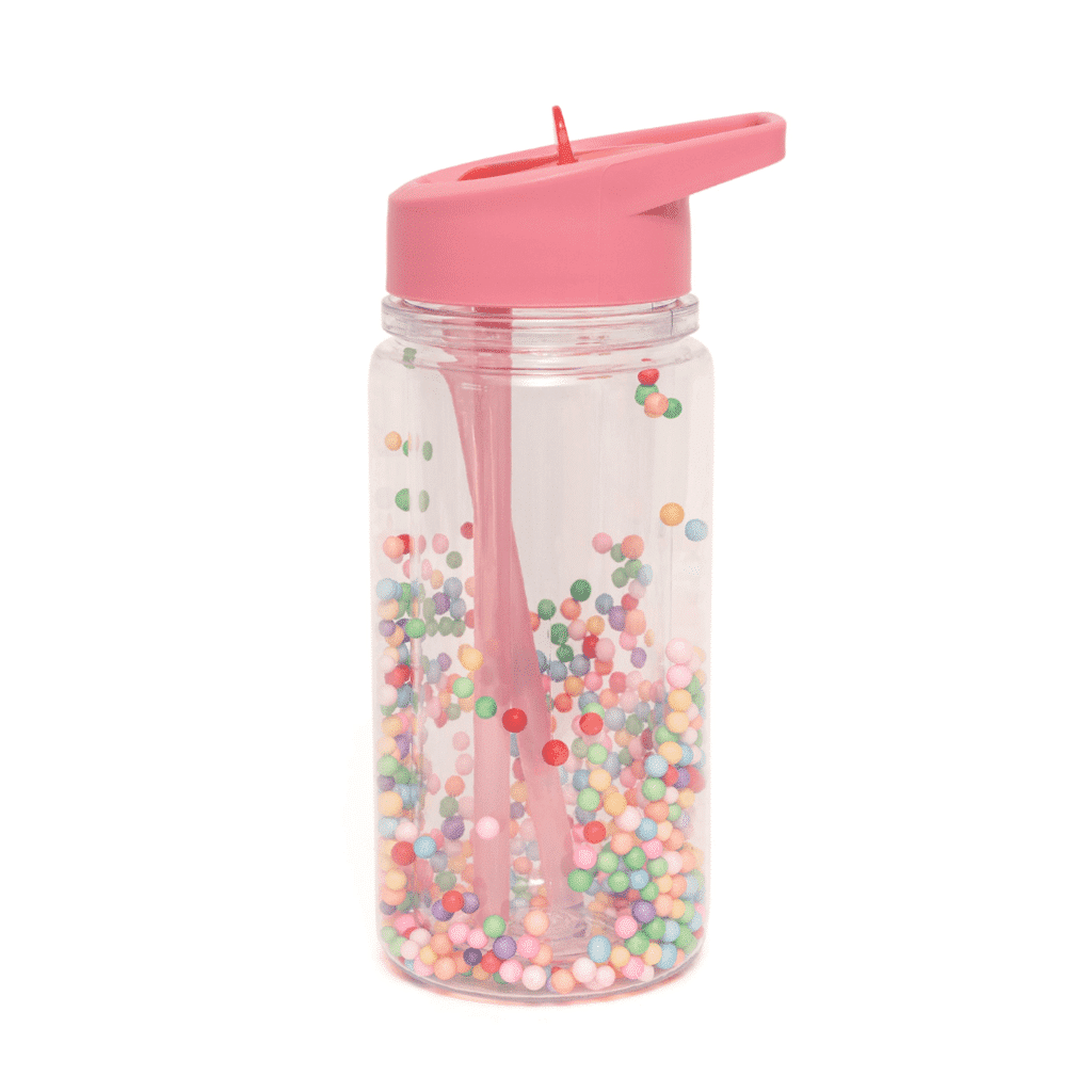 une gourde confettis transparente multicolore avec une paille intégrée, vue de face sur fond blanc