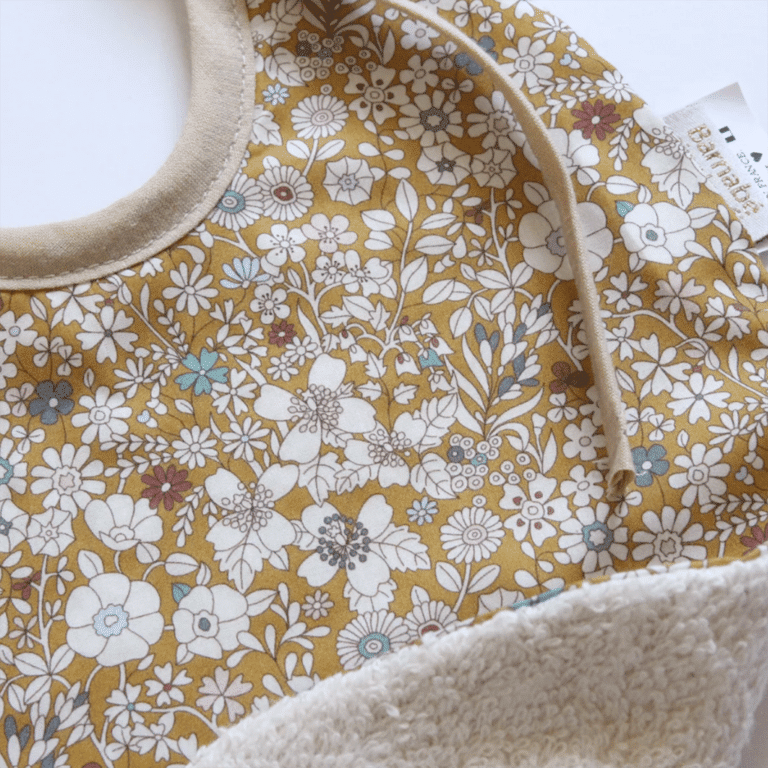 bavoir liberty harper barnabé aime le café détail tissu sur fond blanc