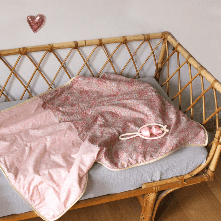 couverture alba barnabé aime le café couverture posée sur lit enfant